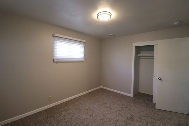 Building Photo - Charming 3 bedroom home on Corner Lot!