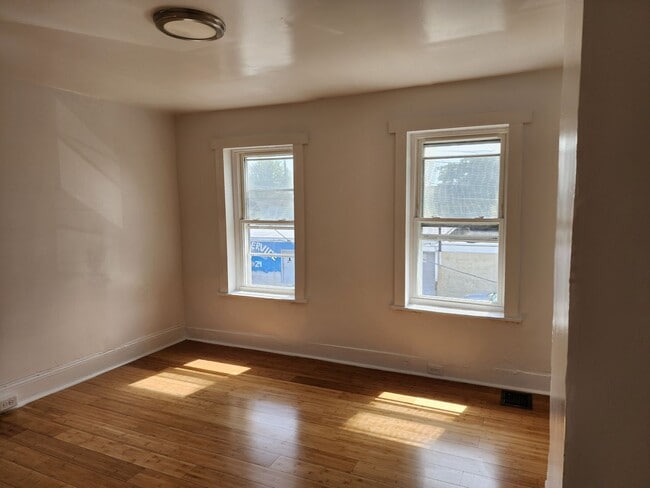 Building Photo - 221 N Scott St