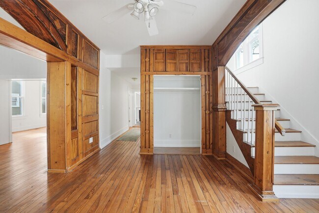 Building Photo - Beautiful Victorian Home for Lease in the Heart of Savannah