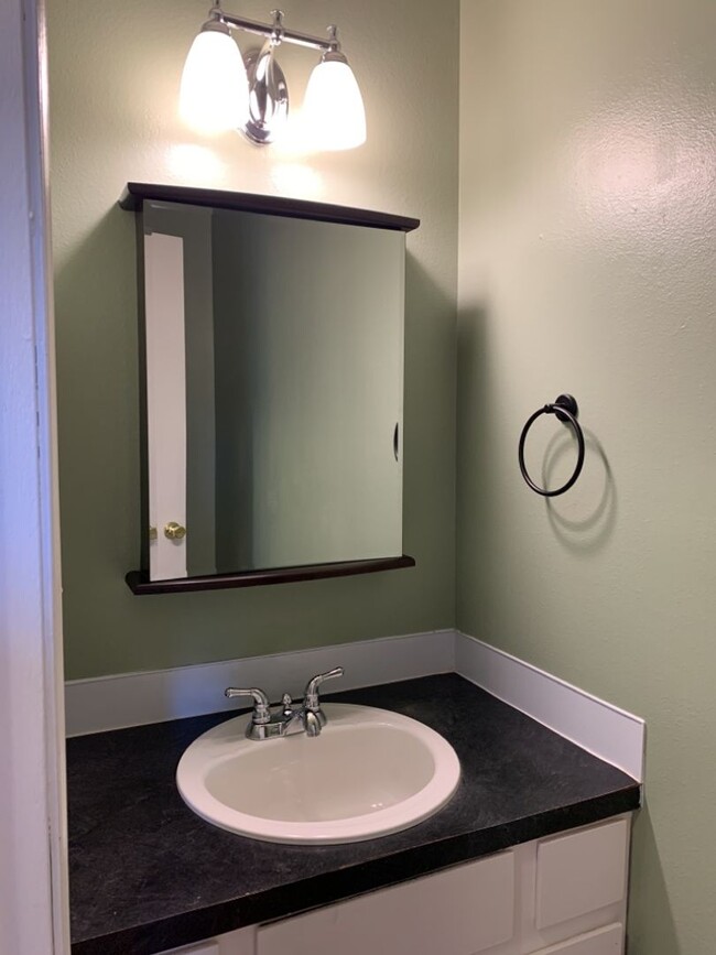 Building Photo - STUDENTS WELCOME! Lovely 2 Bed 1.5 Bath To...