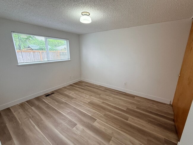 Building Photo - Cute 3 bedroom 1 bath Close to Brentwood City Park and freeway access.