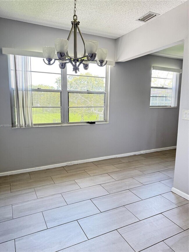 Building Photo - 165 Fanshaw Way