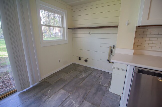 Building Photo - Charming 2-Bedroom, 1-Bath Ranch | 1,015 Sq Ft | Niskayuna School District