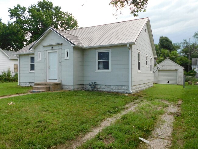 Building Photo - 2 Bed 1 Bath House in El Dorado w/ Hardwoo...