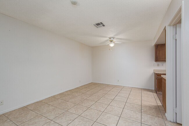 Building Photo - Single story one bedroom unit in community...