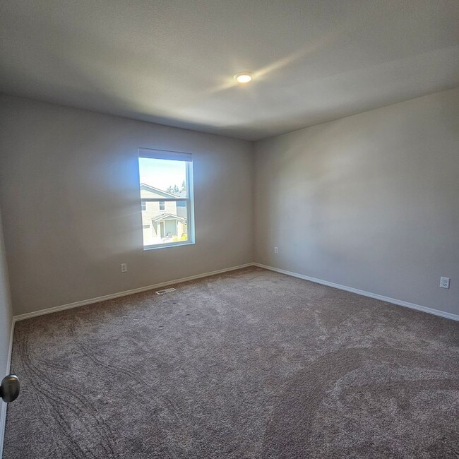 Building Photo - Move-In Ready 4 Bed, 2.5 Bath Home in Desirable Port Orchard Neighborhood