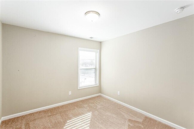 Building Photo - 2105 Greencrest Cir