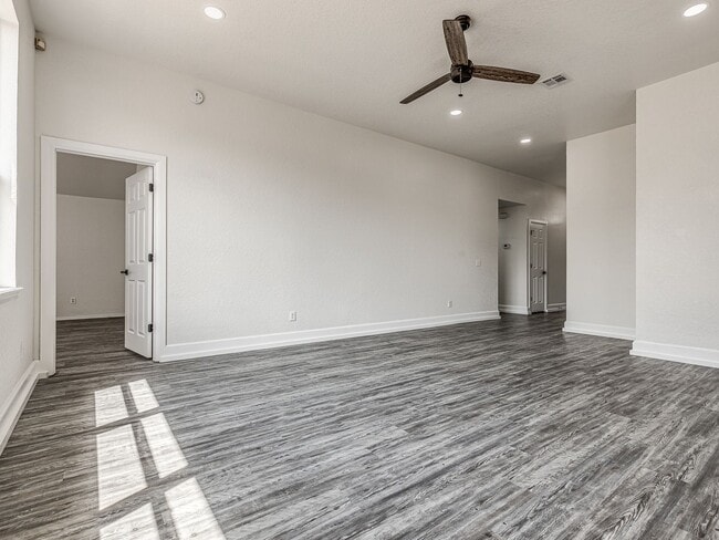 Building Photo - Newly remodeled home in Yukon!