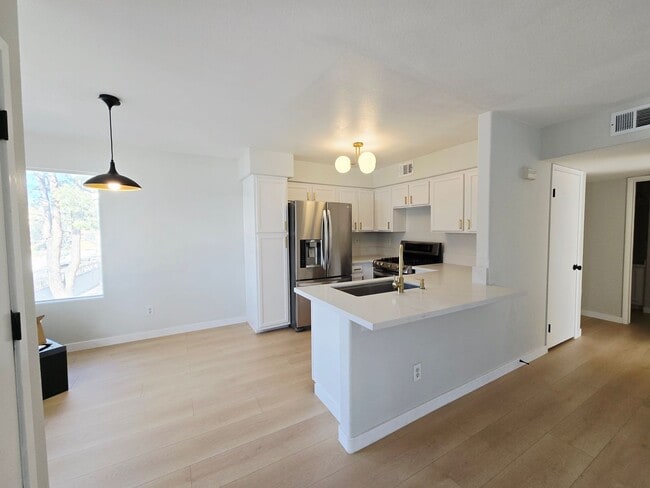 Building Photo - RENOVATED 2BD/2BA NEAR STRIP!