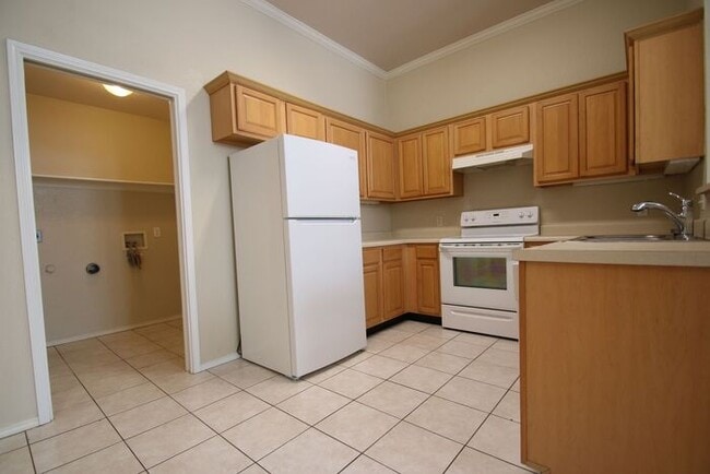 Building Photo - Charming 3BR/2BA Duplex Home with 2-Car Garage & Fenced Yard | Close to Downtown Weatherford | Pe...