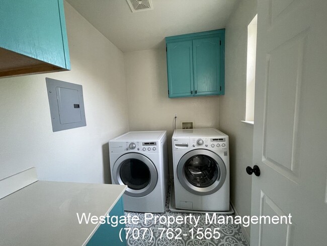 Building Photo - 1453 Woodside Cir