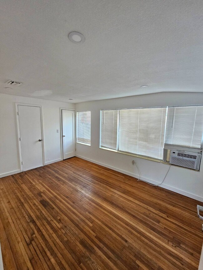 Building Photo - 300 SW 38th Ct