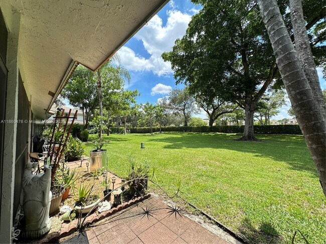Building Photo - 9865 Riverside Dr