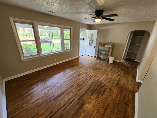 Building Photo - Spacious 3-Bedroom, 2-Bathroom Home AVAILA...