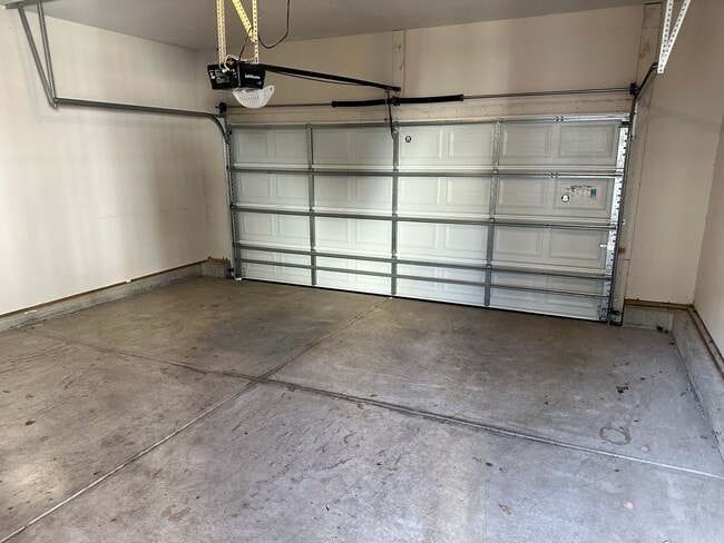 Building Photo - Gorgeous 3 Bedroom Townhome in Eagle Park!