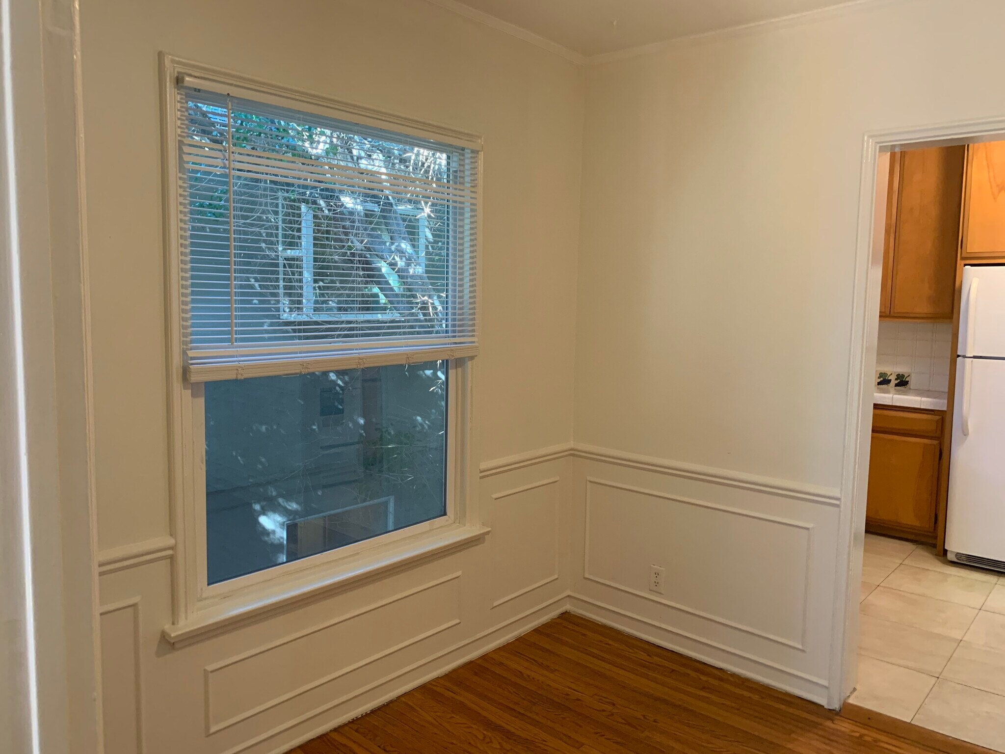 Building Photo - 412 N Doheny Dr