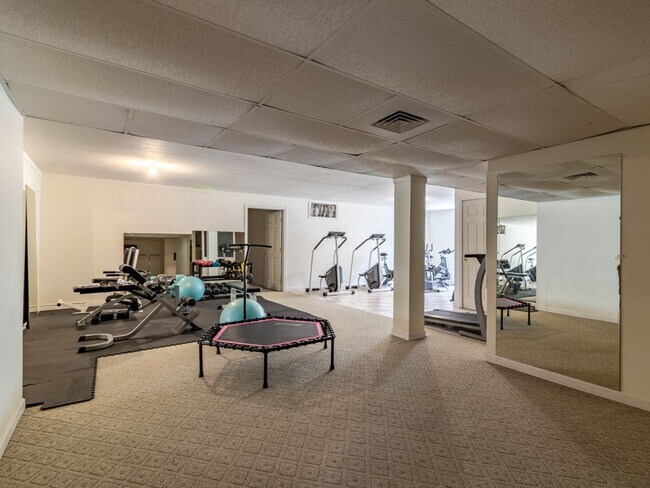 Building Photo - Spacious Unfurnished 3-BR, 2.5-BA year-rou...