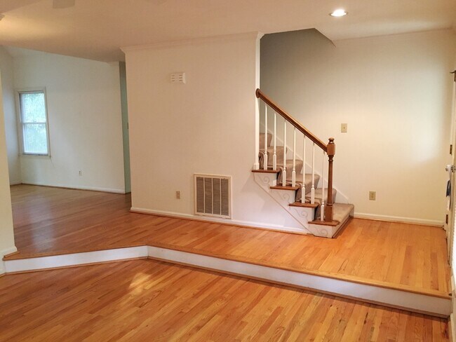 Building Photo - Inviting 3br house in Morrisville with woo...