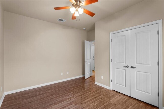 Building Photo - 2041 Livonia Dr