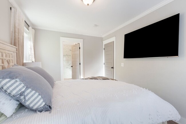 Building Photo - Gorgeous 4/3.5 w/ Bedroom on Main & Large,...