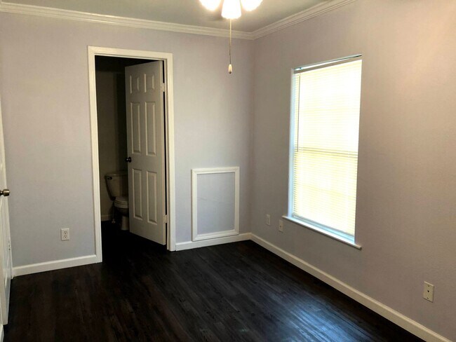 Building Photo - 168 Varsity Cir