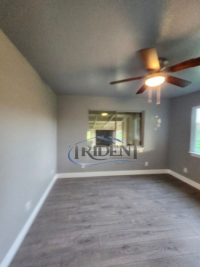 Building Photo - MOVE IN SPECIAL! FRESHLY painted interior! NEW vinyl flooring! This is a 2 Bedroom, 1 bath house ...
