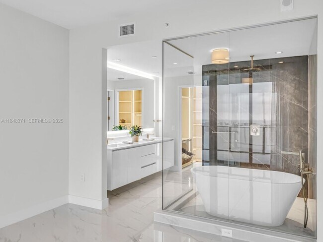 Building Photo - 700 NE 24th St