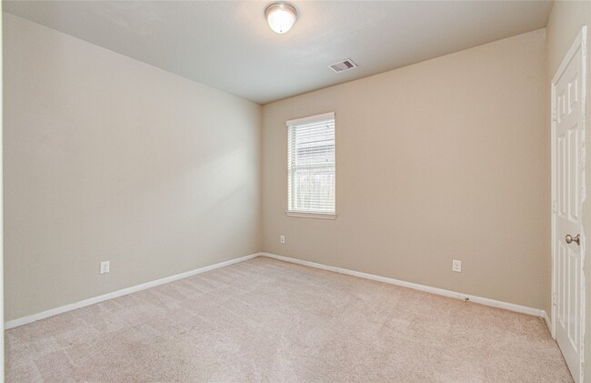 Building Photo - 15702 Whisper Woods Dr