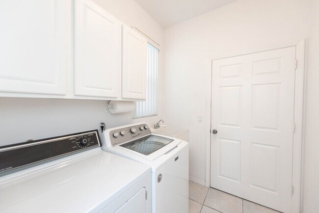 Building Photo - Beautiful Home in Satellite Beach including Lawncare and Community Pool