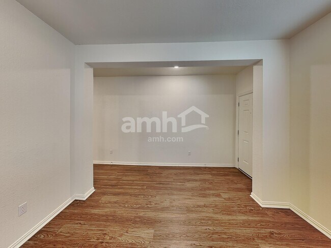 Building Photo - 457 Pebble Bend