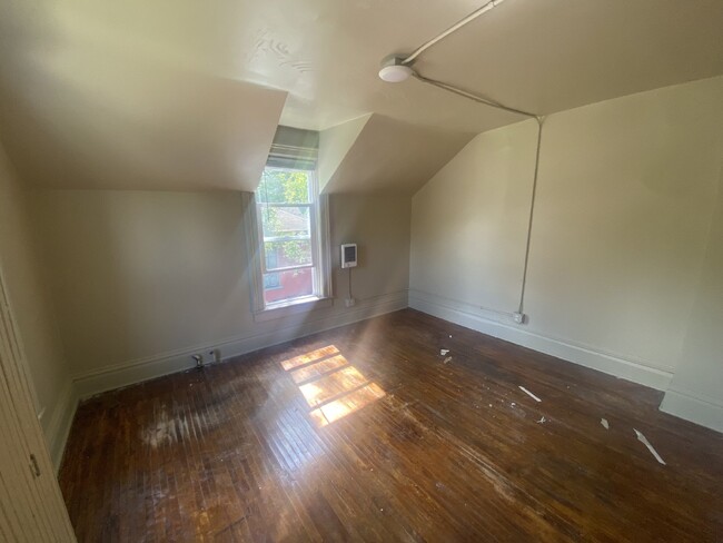 Building Photo - FREE OF SECURITY DEPOSIT 3 bed 1 bath righ...