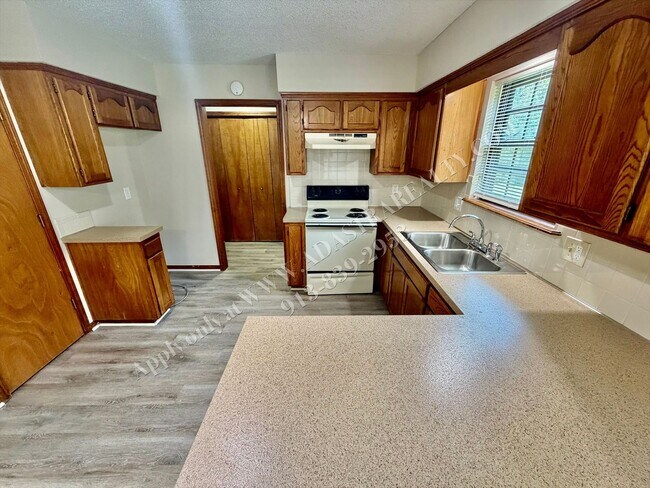 Building Photo - 6622 W 149th Terrace