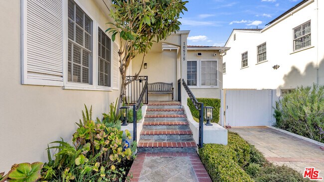 Building Photo - 10575 Holman Ave