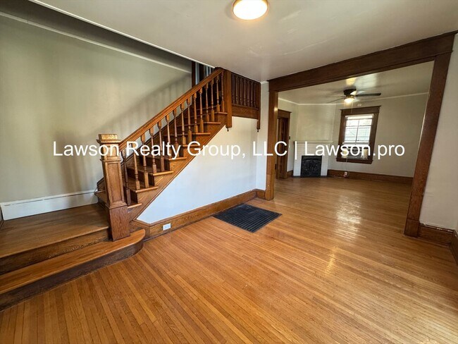 Building Photo - Three Bedroom Home - Walking Distance to G...