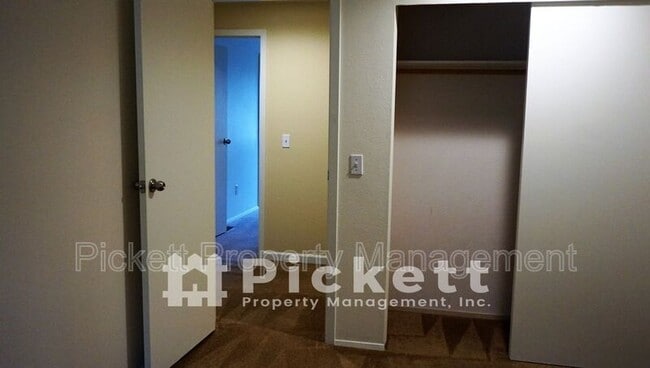Building Photo - 1307 NW Slate Ln
