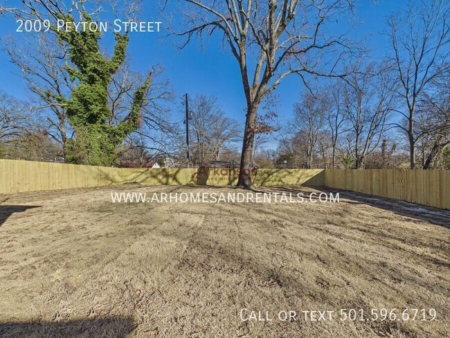 Building Photo - 2009 Peyton St