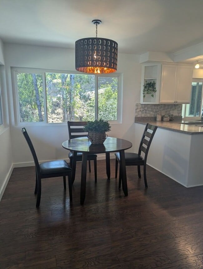 Building Photo - 3 Bed - 2 Bath House with Solar & Mountain...