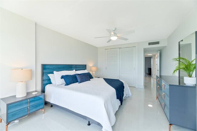 Building Photo - 1021 Hillsboro Mile