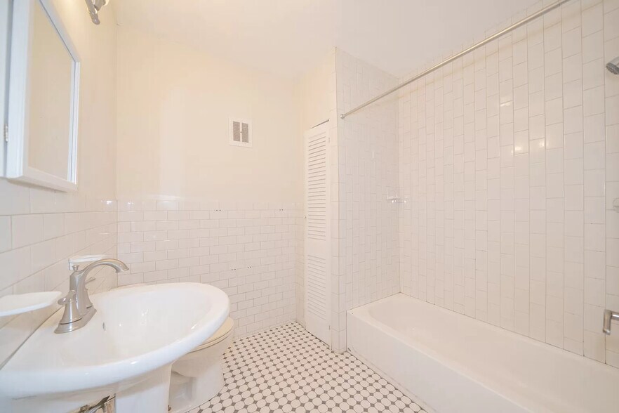 Building Photo - 1728 Beacon St