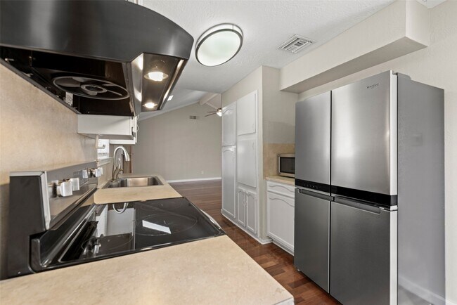 Building Photo - 8818 Edgemoor Dr