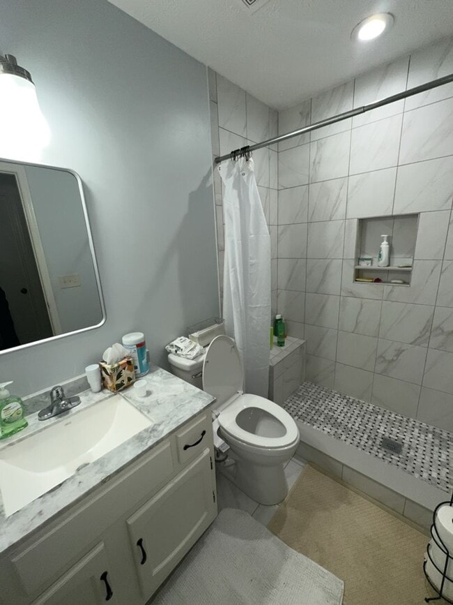 Building Photo - r1423a