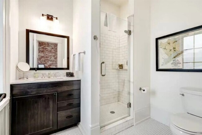 Building Photo - 2010 The Strand