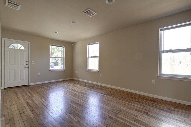 Building Photo - UT PRE LEASE: 2009 Remodeled 6 Bed / 3 Bath, Wood & Stained Concrete Floors, Custom High End Kitc...