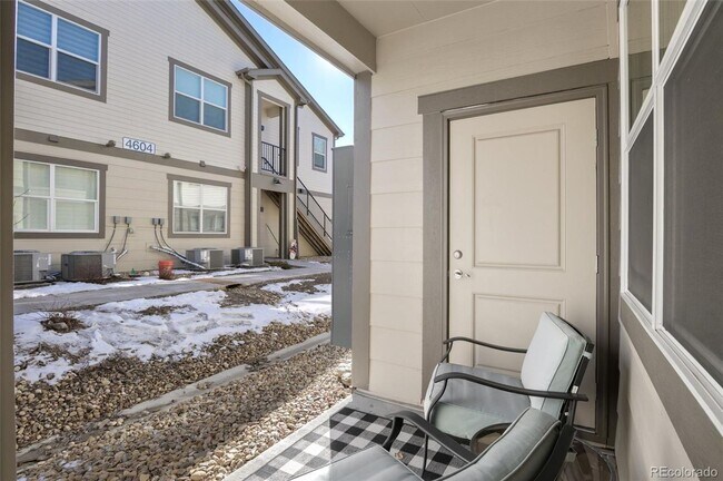 Building Photo - Like new gorgeous ground level Condo with Detached Garage and open floor plan.