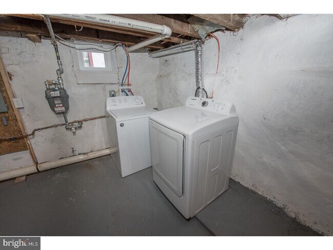 Building Photo - 437 Greenwich St