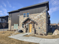 Building Photo - Modern 3 Bed, 2.5 Bath Sandy Townhome