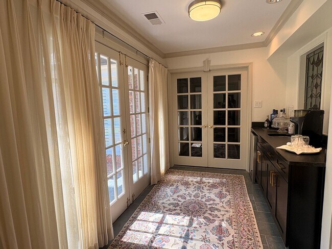 Building Photo - Renovated Home In The Heart Of East Memphis! Fully Fenced Backyard! No Carpet!