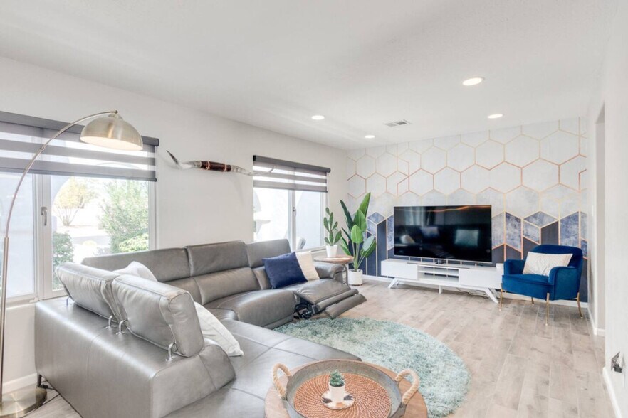 Building Photo - 6843 E Sheena Dr
