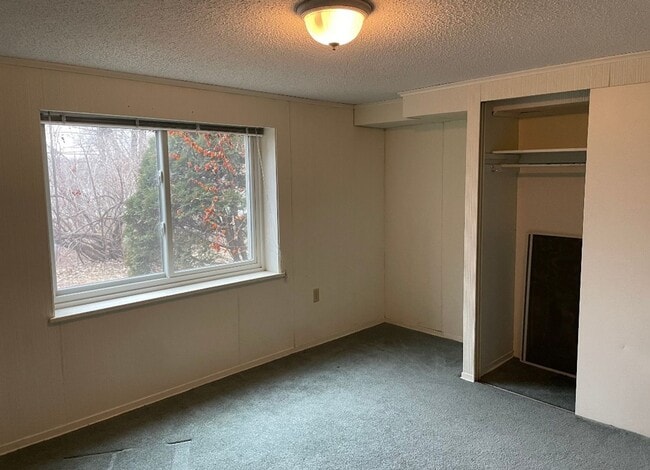 Building Photo - Lakefront property with 2 bedroom, and 1 bath.