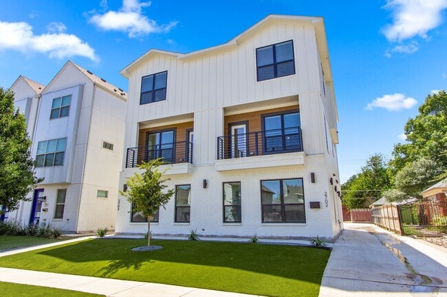Primary Photo - * MOVE IN SUMMER 7/24/207 * 5 Bed 5.5 Bath...